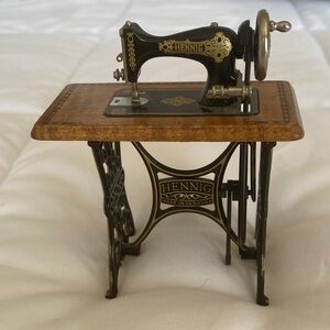 Hennig Miniature Sewing Machine Decor